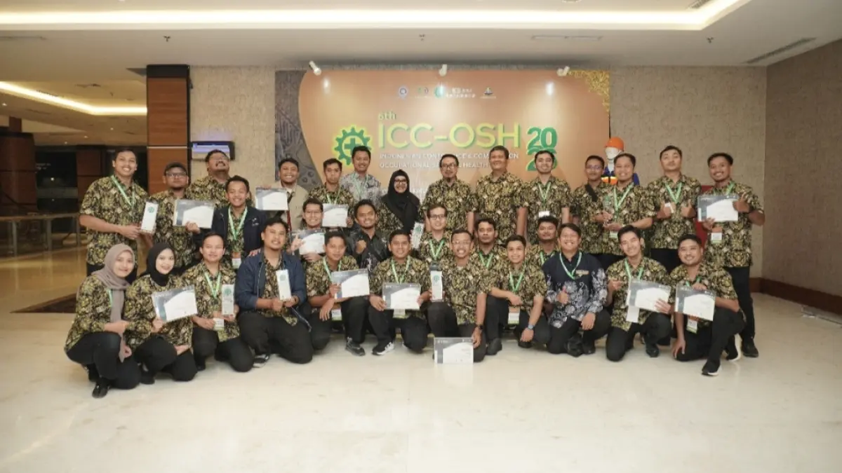 Para gugus inovasi Petrokimia Gresik berfoto bersama usai meraih penghargaan dalam ajang Indonesian Conference & Competition Occupational Safety & Health (ICC-OSH) 2026 di Yogyakarta. (Ist/Radar Gresik) 