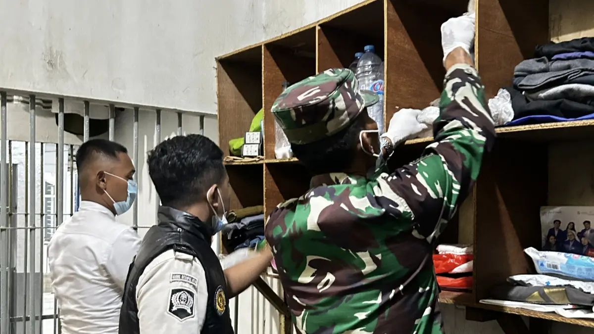 RAZIA GABUNGAN: Petugas gabungan saat melakukan gelar razia bersama APH untuk deteksi dini gangguan Kamtib jelang Hari Raya Iduladha 2026. (Yudhi/Radar Gresik) 