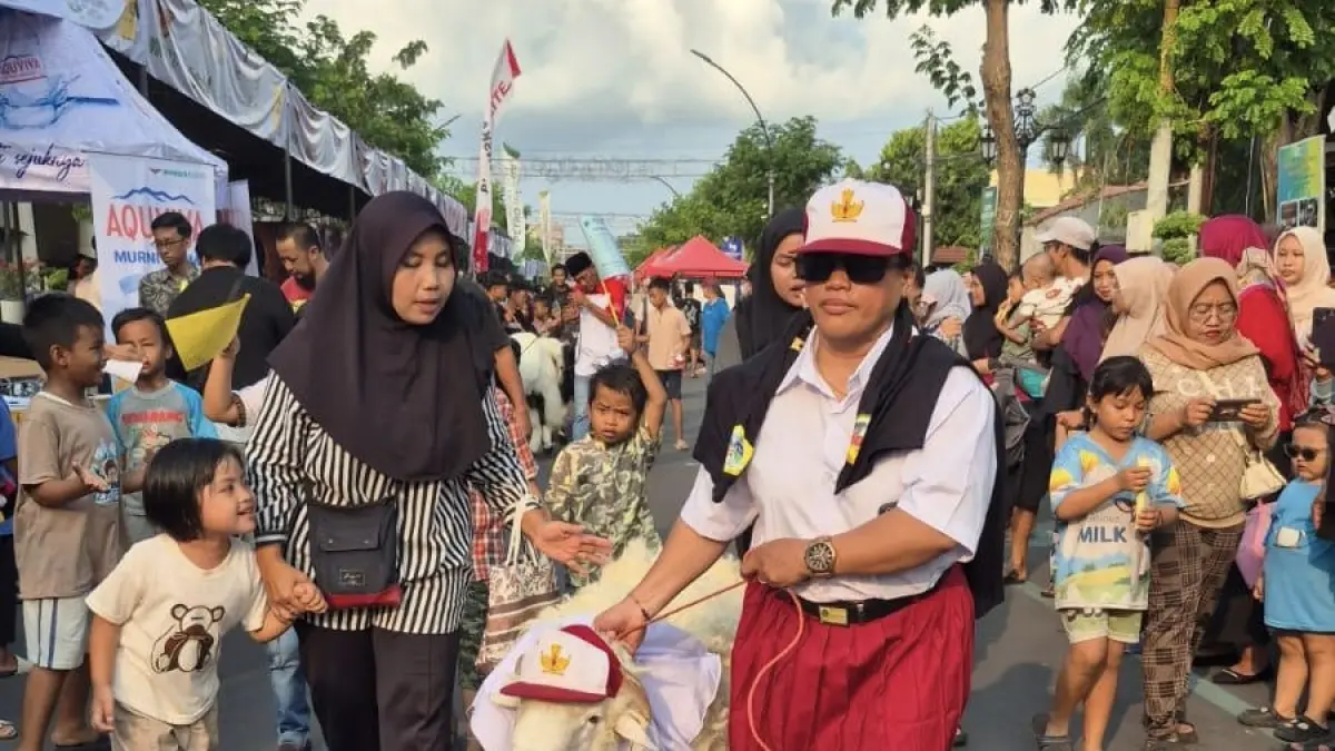 RUNNING: Peternak bersama hewan kurban yang dihias menarik saat mengikuti lari arakan sejauh 1 kilometer dari kawasan Grissee, Gresik. (Dok/Radar Gresik) 