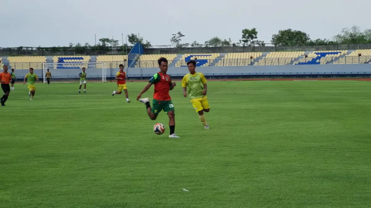 SELEKSI : Para pemain asal Gresik U-23 mengikuti seleksi di Stadion Gejos Gresik. (Fajar/Radar Gresik) 
