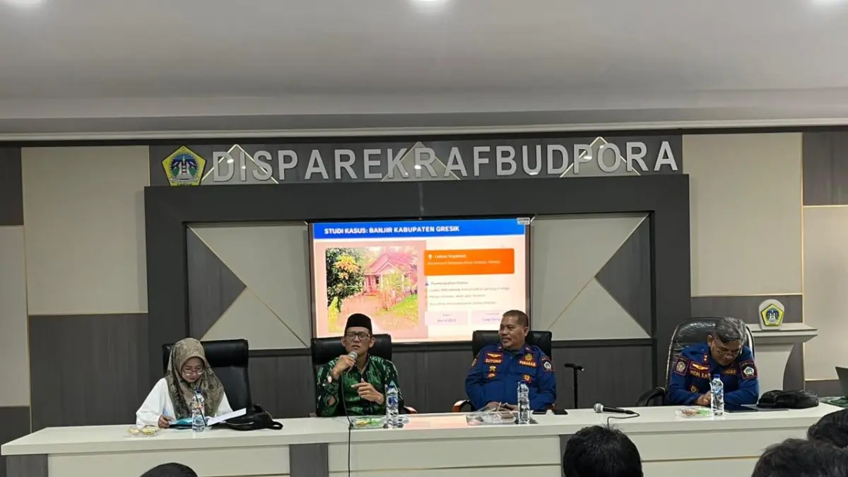 TANGGAP: Wakil Ketua Komisi III DPRD Gresik Abdullah Hamdi dan Kepala Disdamkarla Kabupaten Gresik Suyono saat menghadiri sosialisasi penanganan bencana air atau water rescue. (Ist/Radar Gresik) 