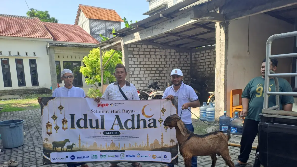 Tenant JIIPE dan BKMS menyalurkan hewan kurban kepada warga dan ponpes sekitar kawasan.