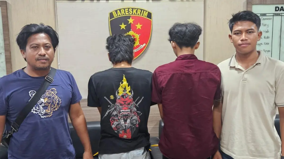 DIAMANKAN: Kedua pelaku curanmor saat diamankan di Mapolsek Gresik Kota beserta barang bukti sepeda motor. (Istimewa/Radar Gresik) 