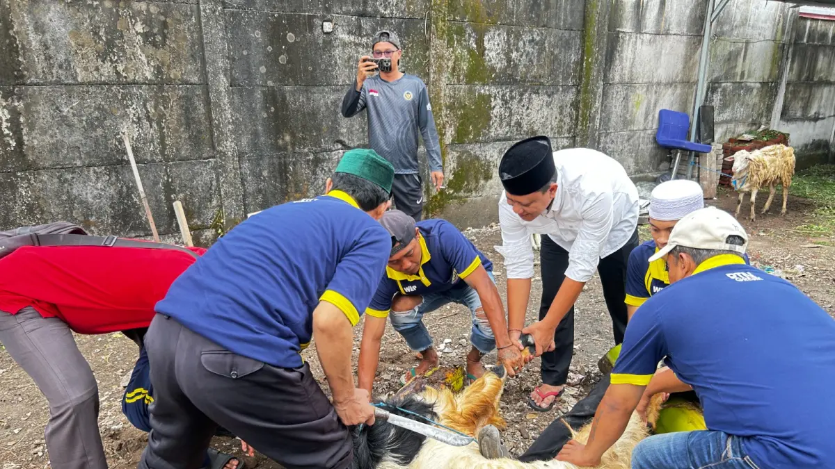 KHUSYUK: Kepala Rutan Gresik Eko Widiatmoko beserta warga binaan saat menggelar Salat Iduladha dan pemotongan 16 hewan kurban. (Yudhi/Radar Gresik) 