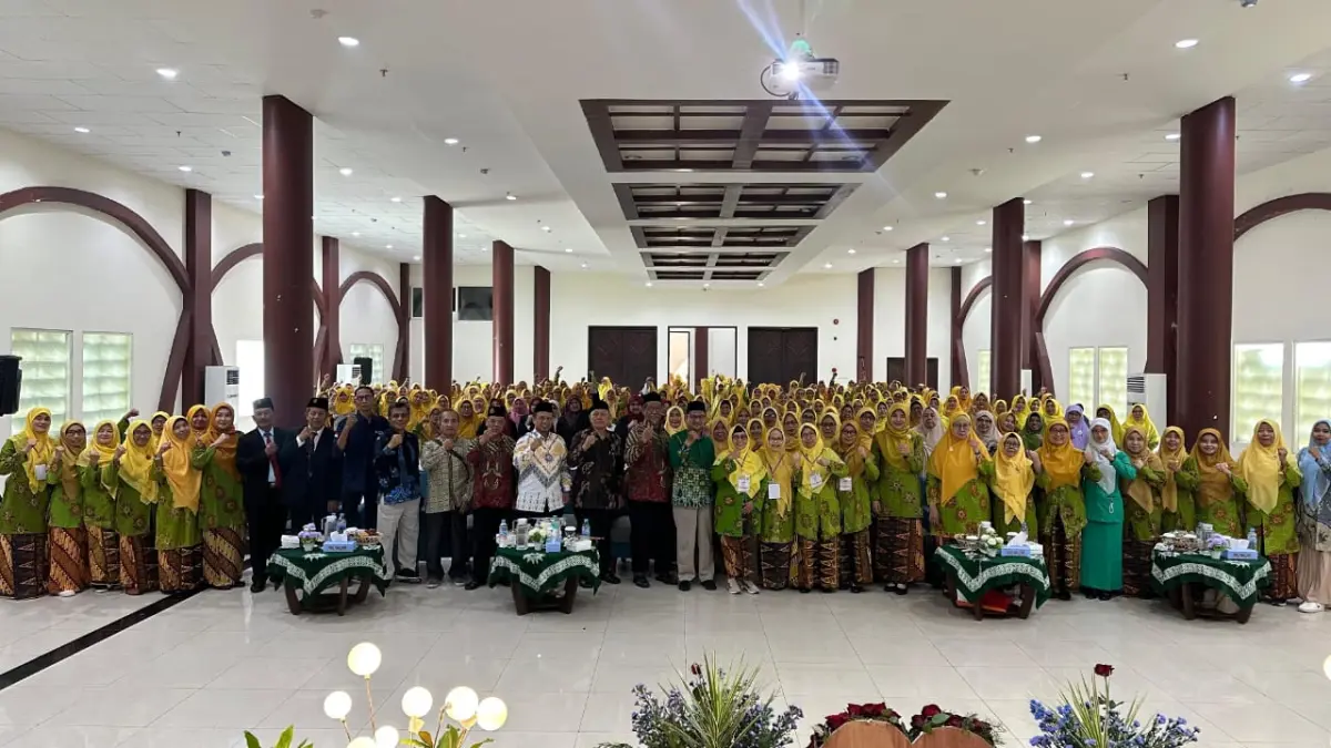 MENYENTUH HATI : Suasana khidmat dan penuh air mata bahagia menyelimuti Gedung Dakwah Muhammadiyah (GDM) Gresik dalam perayaan Milad ke-109 Pimpinan Daerah 