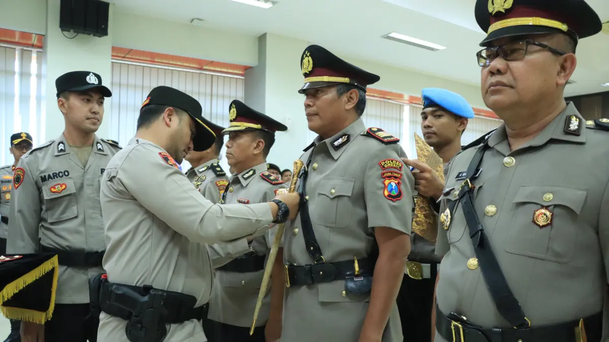SERTIJAB: Kapolres Gresik AKBP Ramadhan Nasution saat memimpin upacara Sertijab PJU dan Kapolsek jajaran di Mapolres Gresik. (Ist/Radar Gresik) 