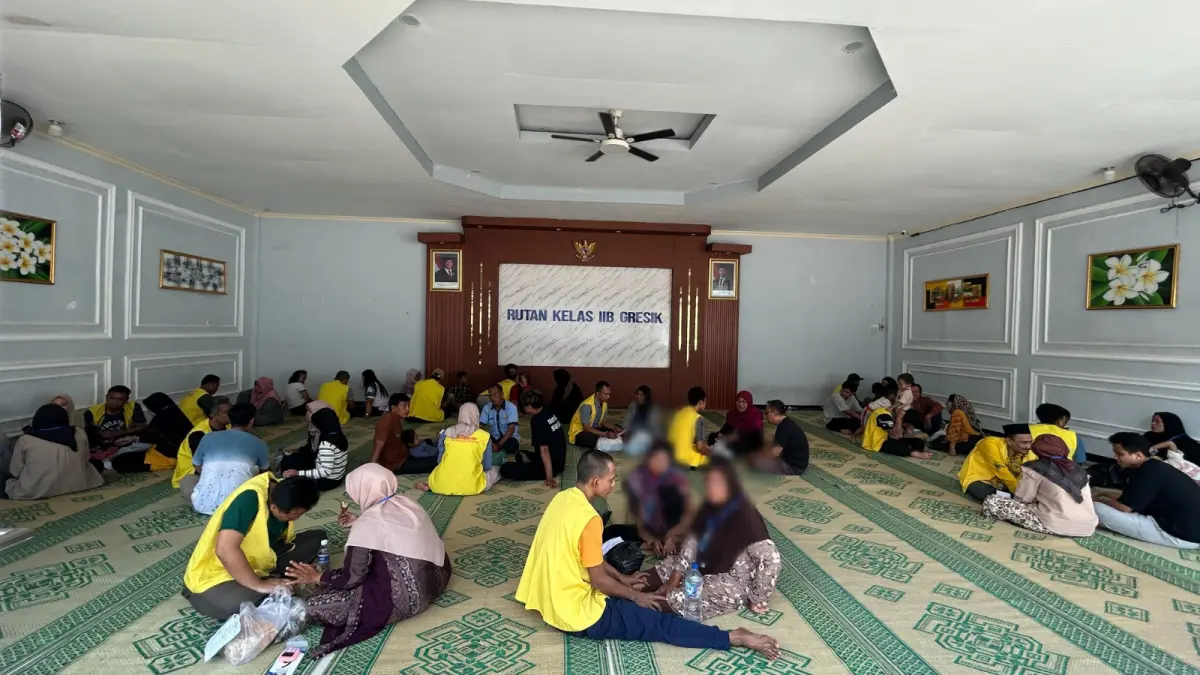 Berkunjung: Keluarga warga binaan tampak memadati area kunjungan tatap muka di Rutan Kelas IIB Gresik untuk menjenguk sanak saudara mereka pada momen Hari Raya Iduladha. (Yudhi/Radar Gresik) 