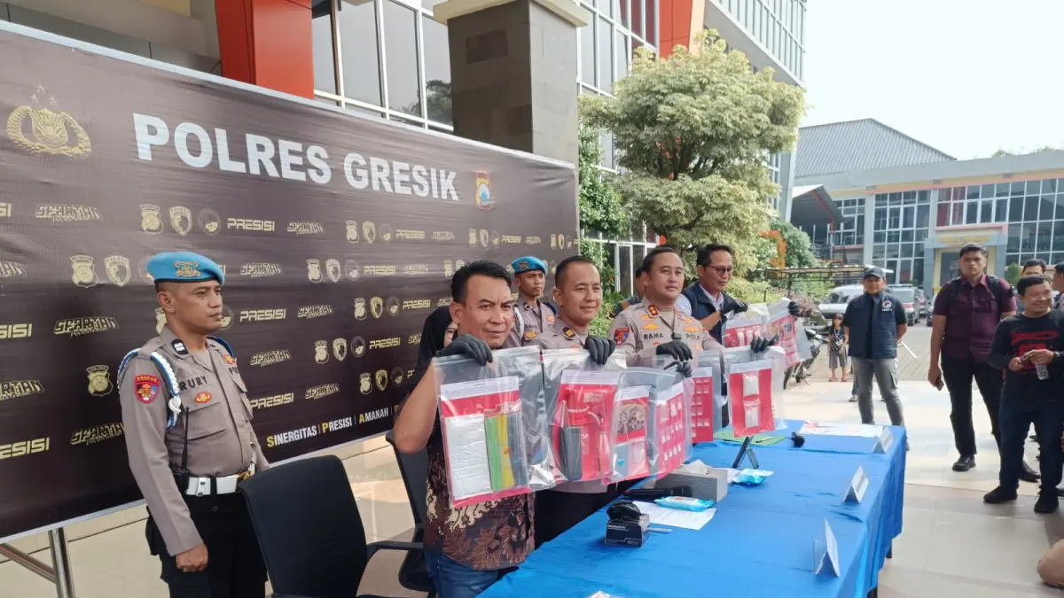 DIAMANKAN: Kapolres Gresik AKBP Ramadhan Nasution, Kasatresnarkoba Polres Gresik AKP Ahmad Yani, dan Kasi Humas Polres Gresik Iptu Hepi saat menunjukkan barang bukti sabu jumbo dari tangan kedua tersangka di Mapolres Gresik. (Yudhi/Radar Gresik) 