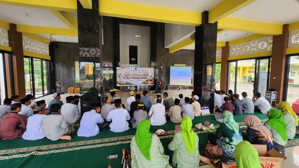 EDUKASI: Jajaran pengurus IIDI Cabang Gresik saat berfoto bersama para santri usai menggelar edukasi pentingnya pemenuhan gizi seimbang di Ponpes Hidayatullah Manyar. (Dok/Radar Gresik) 