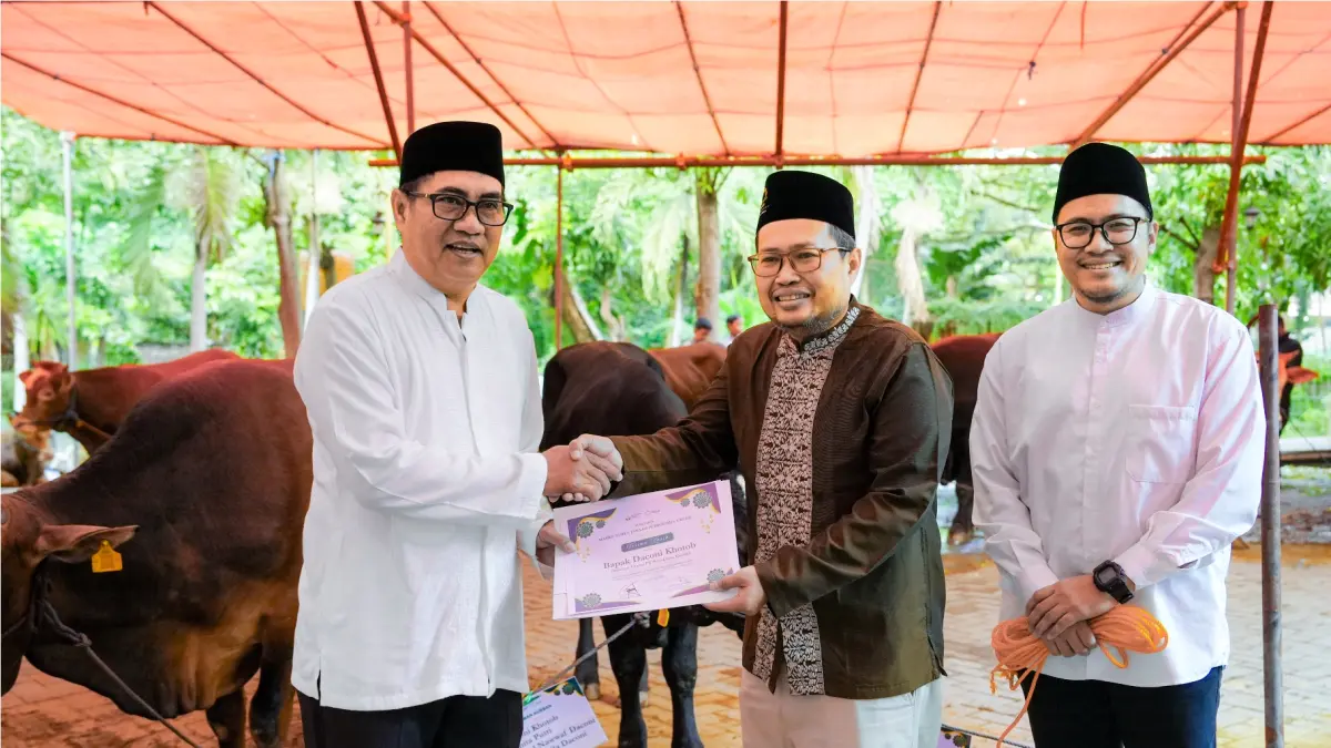 MENGGERAKKAN EKONOMI DAERAH : Dirut Petrokimia Gresik, Daconi Khotob, memastikan seluruh hewan kurban diserap langsung dari peternak lokal mitra binaan. (IST/ RADAR GRESIK)