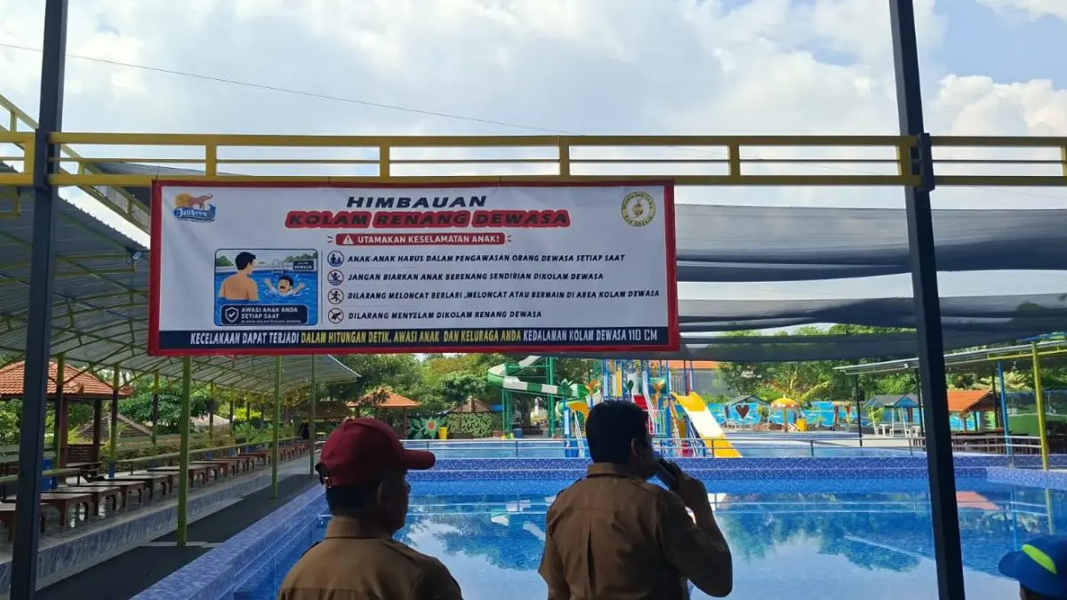 PENGECEKAN LANGSUNG: Tim DLH Kabupaten Gresik saat melakukan verifikasi lapangan terkait pemenuhan aspek lingkungan hidup di kawasan Wisata Jati Sewu, Desa Pengalangan, Kecamatan Menganti, Gresik. (Ist/Radar Gresik) 