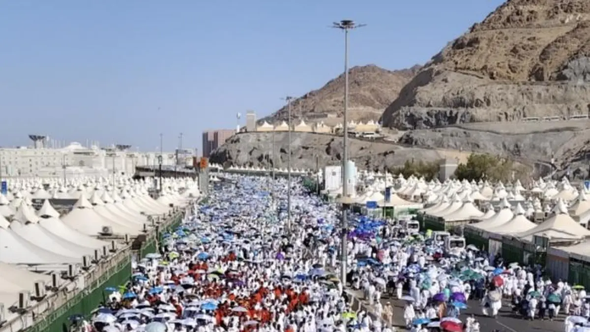 SUASANA: Para jamaah haji saat berkumpul melaksanakan ibadah dengan khusyuk di padang Arafah, Arab Saudi. (Ist/Radar Gresik) 