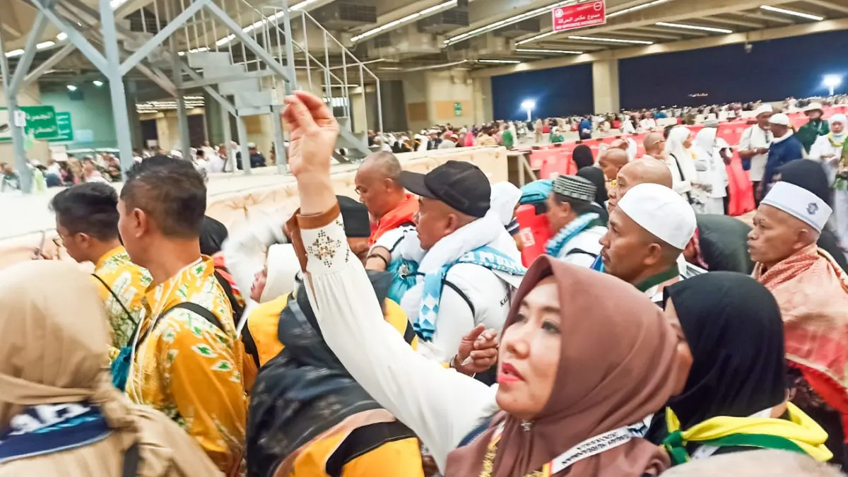 Tips : Anggota DPD RI Lia Istifhama melaksanakan lempar jumroh ditengah kerumunan jemaah haji. (Ist/Radar Gresik) 