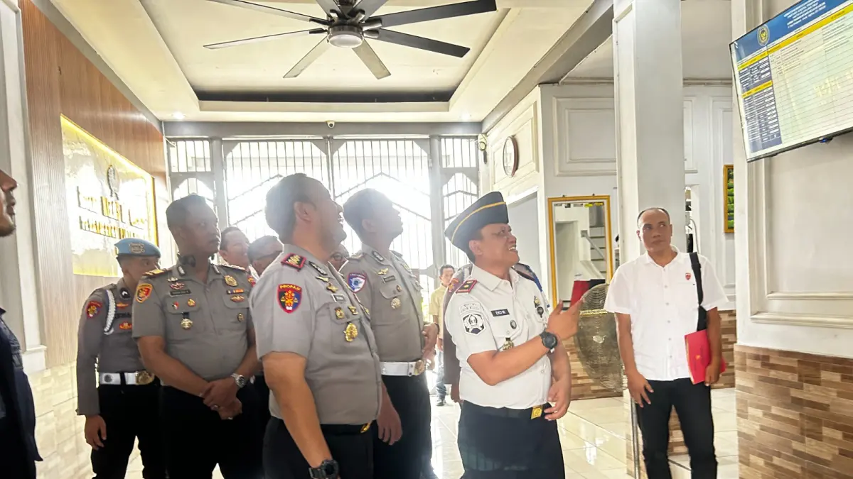 BERSINERGI: Kepala Rutan Kelas IIB Gresik Eko Widiatmoko saat mendampingi Kapolres Gresik AKBP Ramadhan Nasution saat berkunjung dan meninjau beberapa ruangan di dalam Rutan. (Yudhi/Radar Gresik) 