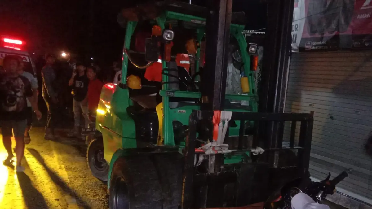Kurang Waspada : Kendaraan alat berat Forklift yang terlibat kecelakaan dengan pengendara sepeda motor di Jalan Raya Gading, Dusun Gading, Desa Cangkir. (Yudhi/Radar Gresik) 