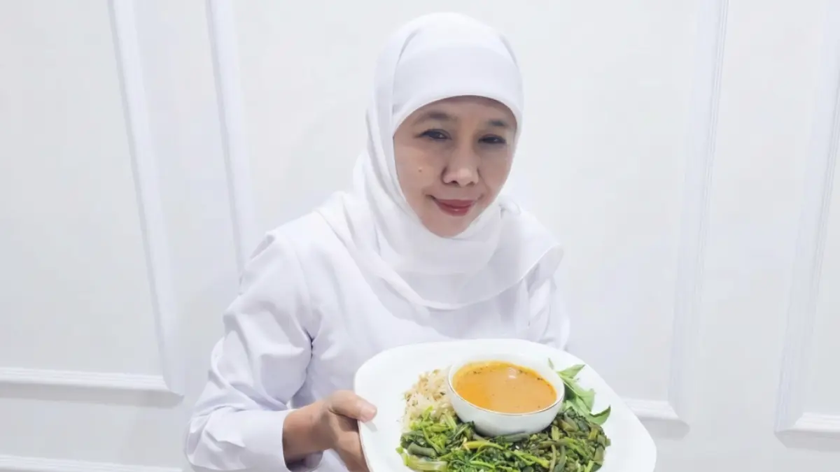 Mendunia : Gubernur Jatim Khofifah Indar Parawansa memamerkan kuliner pecel khas Jatim. (Istimewa/Radar Gresik) 