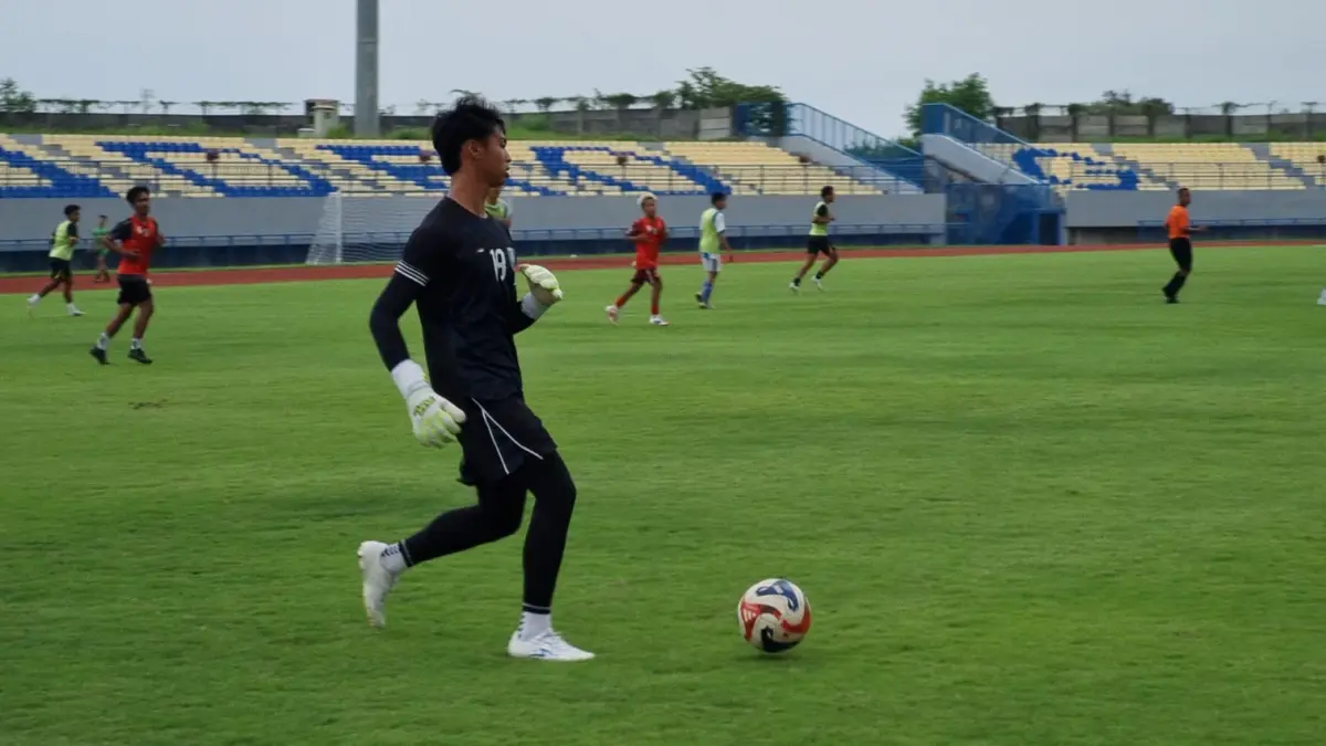 SELEKSI: Jajaran tim pelatih saat memantau jalannya proses seleksi pemain lokal Gresik United di Stadion Gelora Joko Samudro (Gejos) sebagai persiapan menyongsong Liga 3. (Dok/Radar Gresik) 