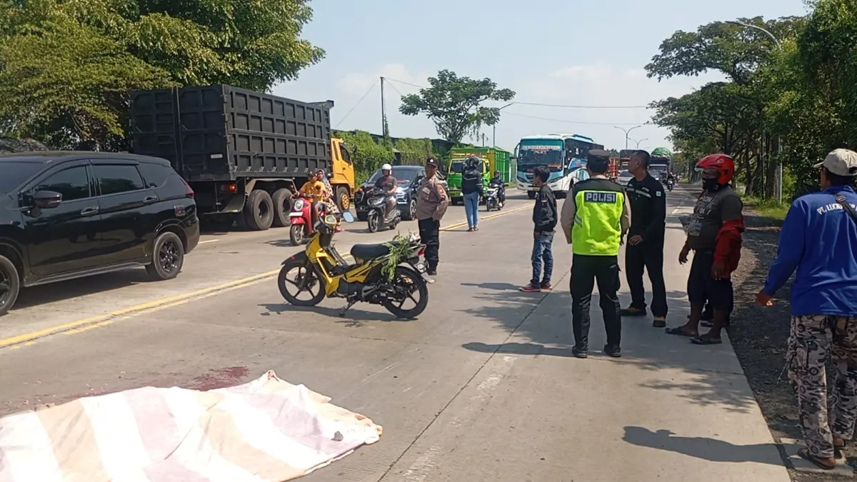 DIEVAKUASI: Anggota Polsek Duduksampeyan dibantu tim medis saat melakukan evakuasi korban kecelakaan di Jalan Raya Duduksampeyan, Gresik. (Yudhi/Radar Gresik) 