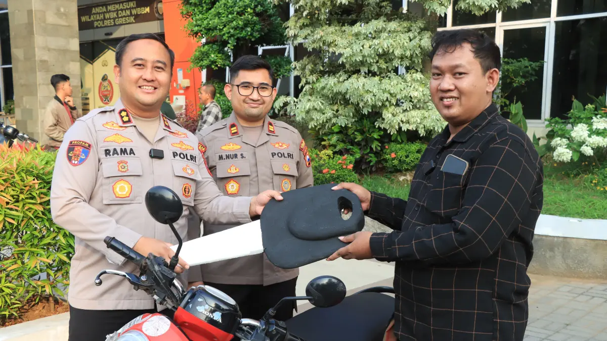 Gratis : Kapolres Gresik AKBP Ramadhan Nasution saat mengembalikan barang bukti kasus pencurian sepeda motor kepada korbanya di Mapolres Gresik. (Ist/Radar Gresik) 