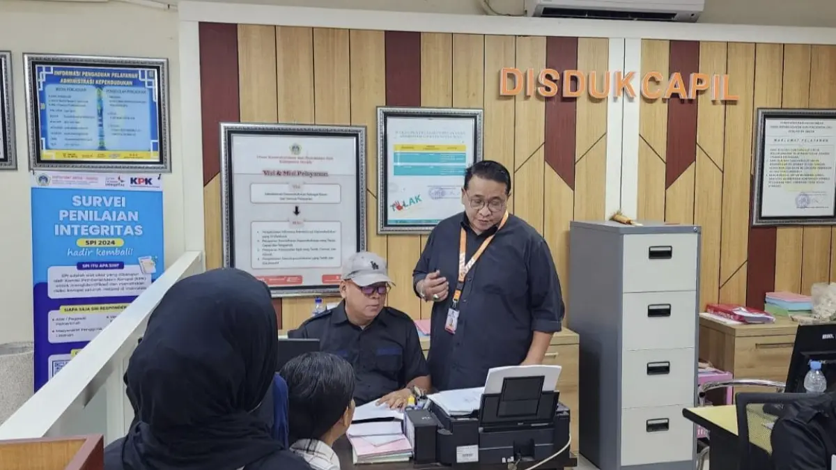 Meninjau : Kepala Disdukcapil Gresik, Muhammad Hari Syawaludin saat memantau pengurusan akta kematian dari Disdukcapil Gresik. {Fajar/Radar Gresik) 