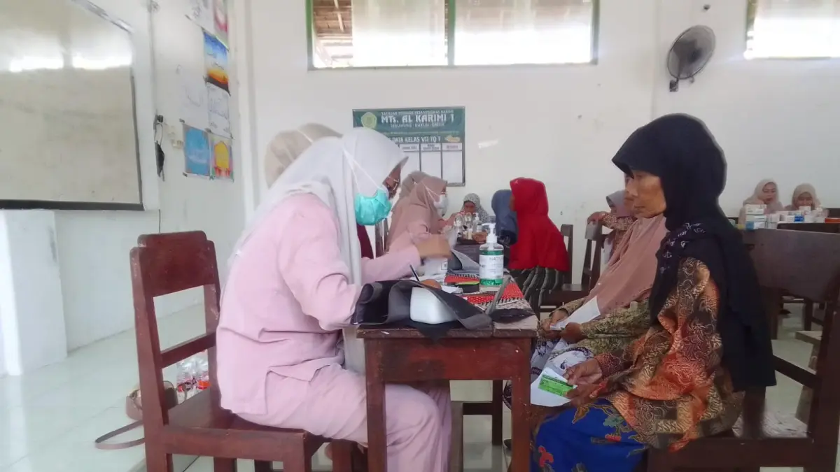 RANGKAIAN : Dalam rangkaian peringatan Haul ke-134 KH. Abdul Karim Al Karimi, warga antusias mengikuti pengobatan gratis dan donor darah. (Ist/Radar Gresik) 