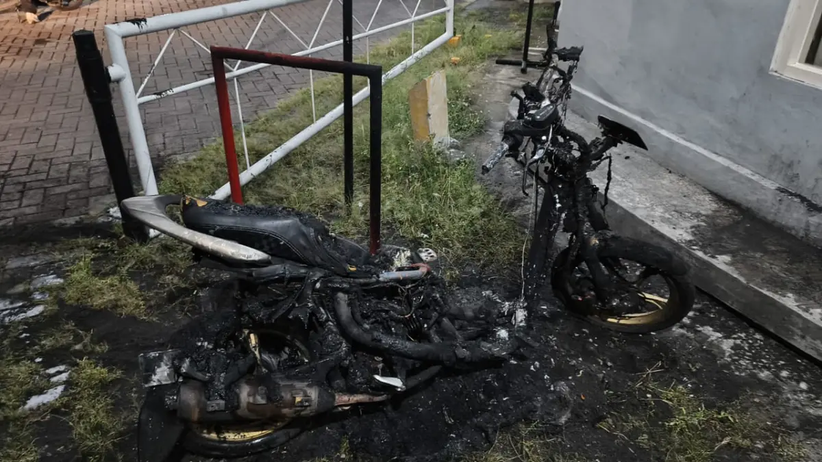 TERBAKAR : Sebuah sepeda motor Yamaha Mio milik warga terbakar di kawasan Perumahan Gresik Kota Baru (GKB), tepatnya di Jalan Taman Enggano, Desa Randuagung, Kecamatan Kebomas, Gresik. (Yudhi/Radar Gresik) 