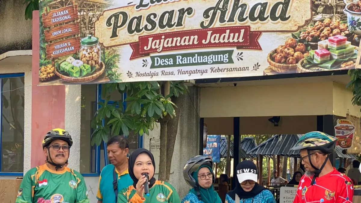 PUTRIO DAERAH ASLI : Mendorong gaya hidup sehat sekaligus memperkuat ekonomi kerakyatan, Anggota DPR RI Komisi VII, Nila Yani Hardiyanti, S.I.Kom., M.I.P., mengapresiasi peluncuran Komunitas Gowes dan Pasar Ahad Jajanan Jadul di Ecopark Desa Randuagung, Gresik. (IST/ RADAR GRESIK)