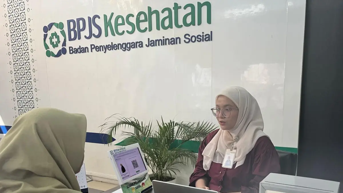 Administrasi : Salah satu masyarakat saat proses pengurusan BPJS Kesehatan di Gresik. (Fajar/Radar Gresik) 