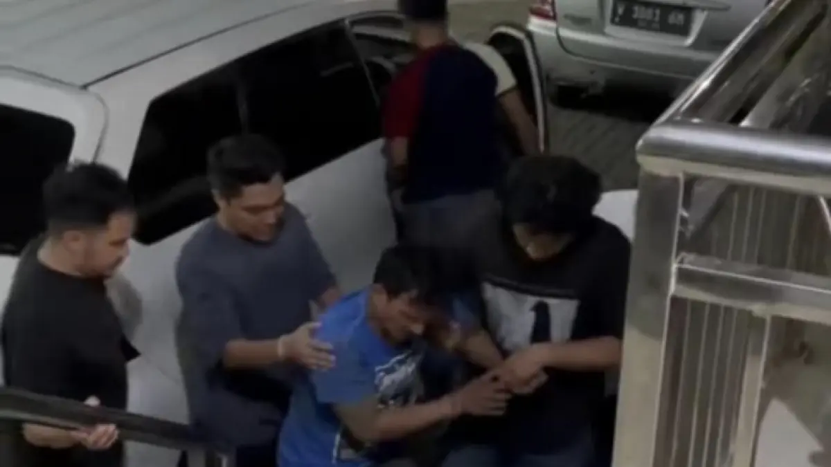 DIAMANKAN : Tersangka Ainur Rofiq saat diamankan di Mapolres Gresik dengan kaki di tembak petugas.