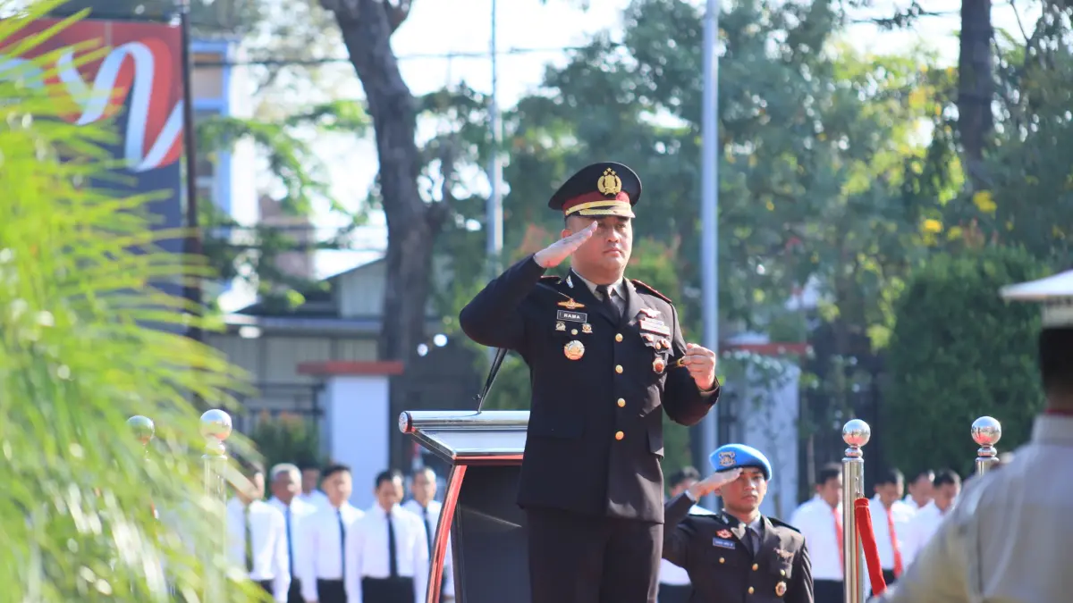 Inspektur Upacara: Kapolres Gresik AKBP Ramadhan Nasution saat memimpin langsung upacara peringatan Hari Lahir Pancasila Tahun 2026 di halaman Mapolres Gresik. (Ist/Radar Gresik) 