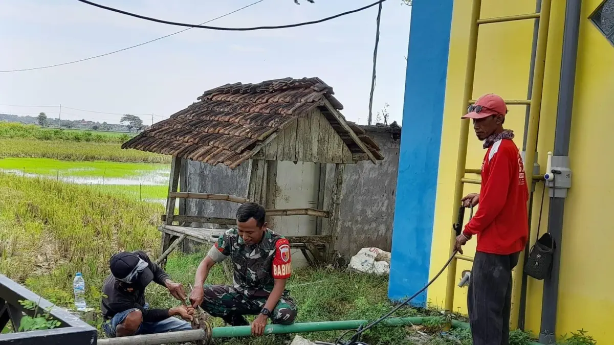 Sigap : Babinsa Ujungpangkah Gresik gotong royong untuk perbaikan pipa air bersih. (Fajar/Radar Gresik) 