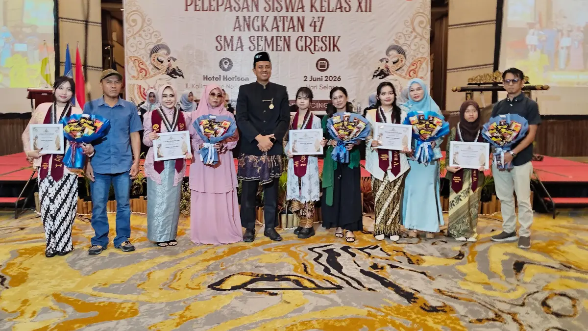 Bangga : Kepala SMA Semen Gresik/SMA SIG bersama para siswa berprestasi dalam acara pelepasan.&nbsp;(Riri/Radar Gresik) 