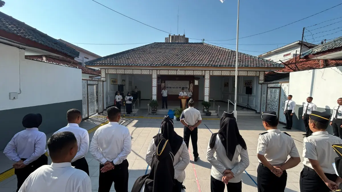 KHIDMAT: Seluruh pegawai Rutan Kelas IIB Gresik saat mengikuti Upacara Hari Lahir Pancasila 2026 di balik tembok jeruji. (Yudhi/Radar Gresik) 