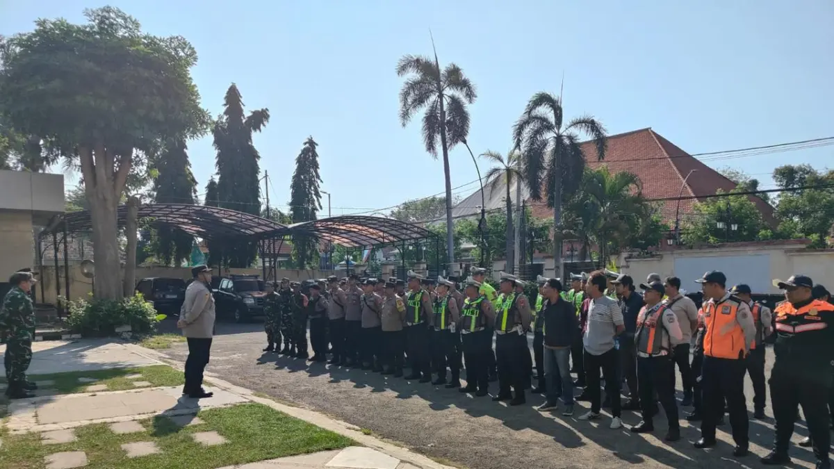 PENGAMANAN: Kapolsek Gresik Kota, Iptu M. Kevin Ramadhan, saat memimpin langsung apel kesiapan personel pengamanan Haul ke-71 Habib Abu Bakar Assegaf di halaman Mapolsek Gresik. (Ist/Radar Gresik) 