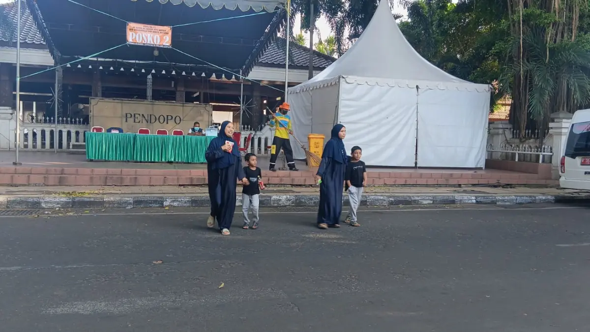 Siaga : Salah satu posko kesehatan Dinkes Gresik di depan Pendopo Alun-Alun Gresik. (Fajar/Radar Gresik) 