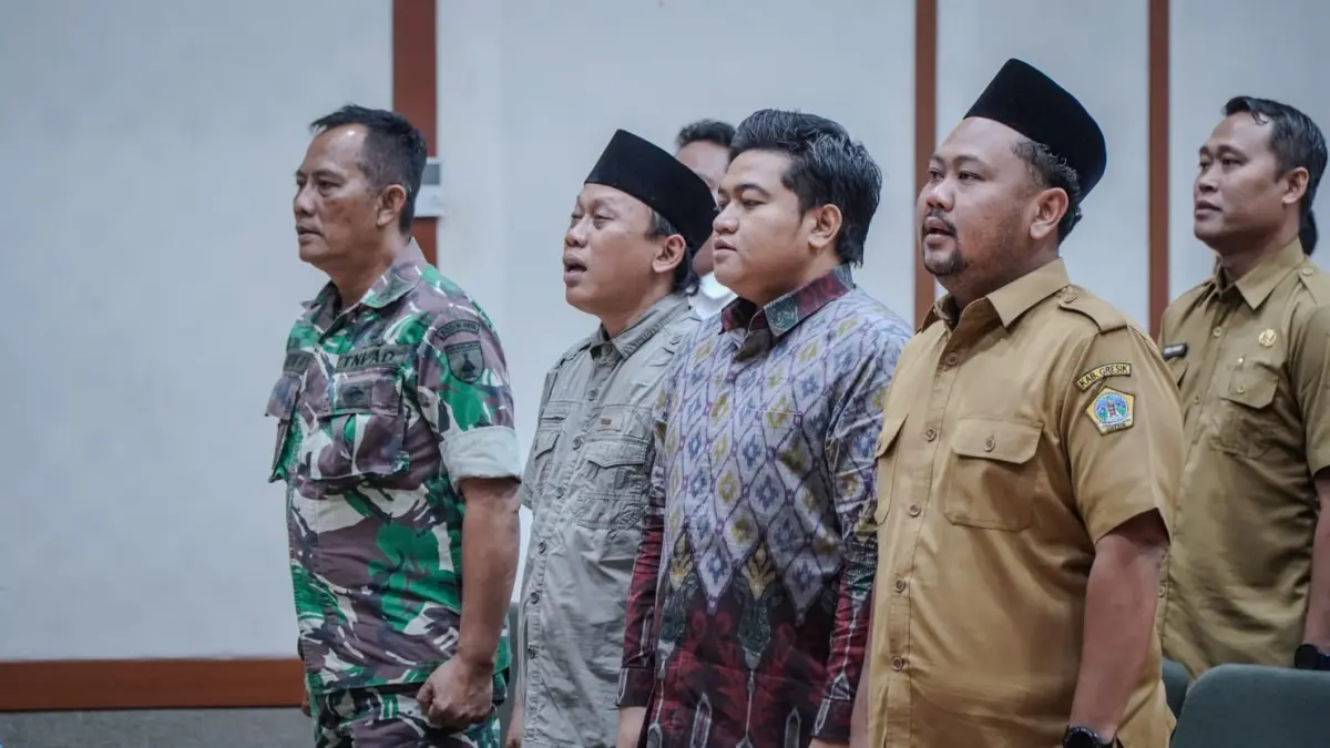 Bupati Gresik, Fandi Akhmad Yani, menegaskan komitmennya untuk mempercepat pembangunan Jalan Poros Desa (JPD) dalam dialog publik di Gedung GNI, Selasa (2/6). (Ist/Radar Gresik) 