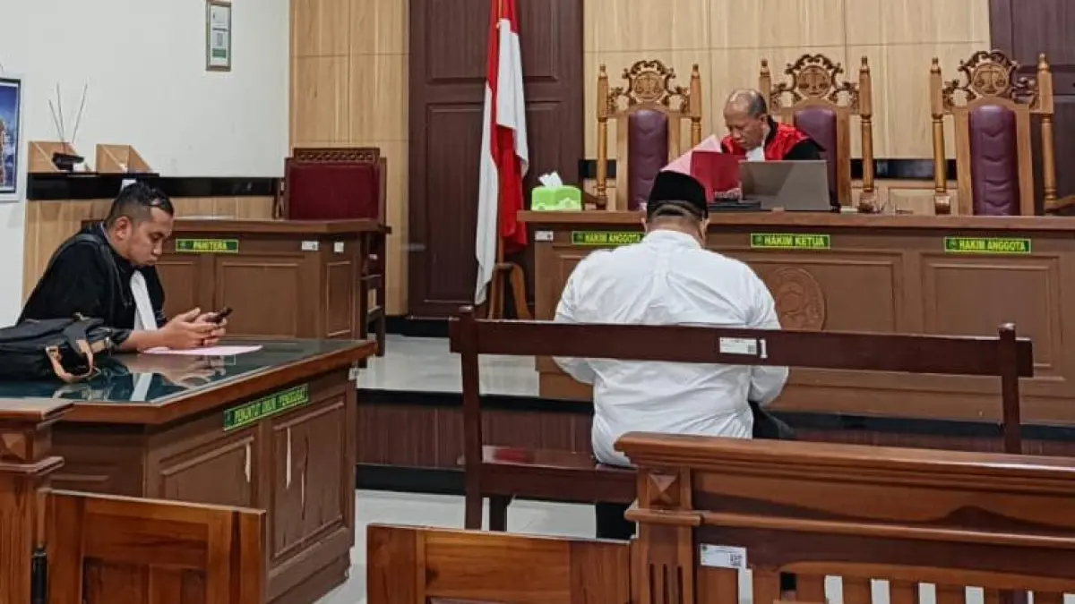 Disidang : Terdakwa SB saat menjalani sidang perdana di PN Gresik terkait kasus dugaan penganiyayan seorang wanita PNS. (Yudhi/Radar Gresik) 