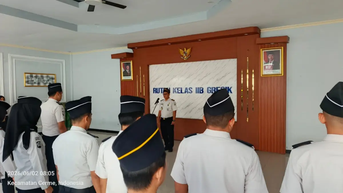 Disiplin : Pelaksana Harian (Plh.) Kepala Rutan Gresik, Dhimas Isdwiyono saat memimpin apel pagi dengan menghimbau para pegawai untuk memberikan pelayanan prima dan disiplin pegawai.