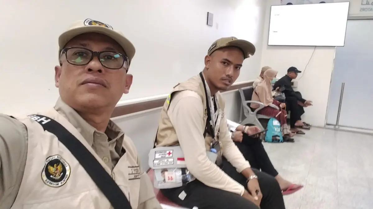 Kabar Duka : PPIH menunggu almarhum saat di rumah sakit di Makkah. (Ist/Radar Gresik) 