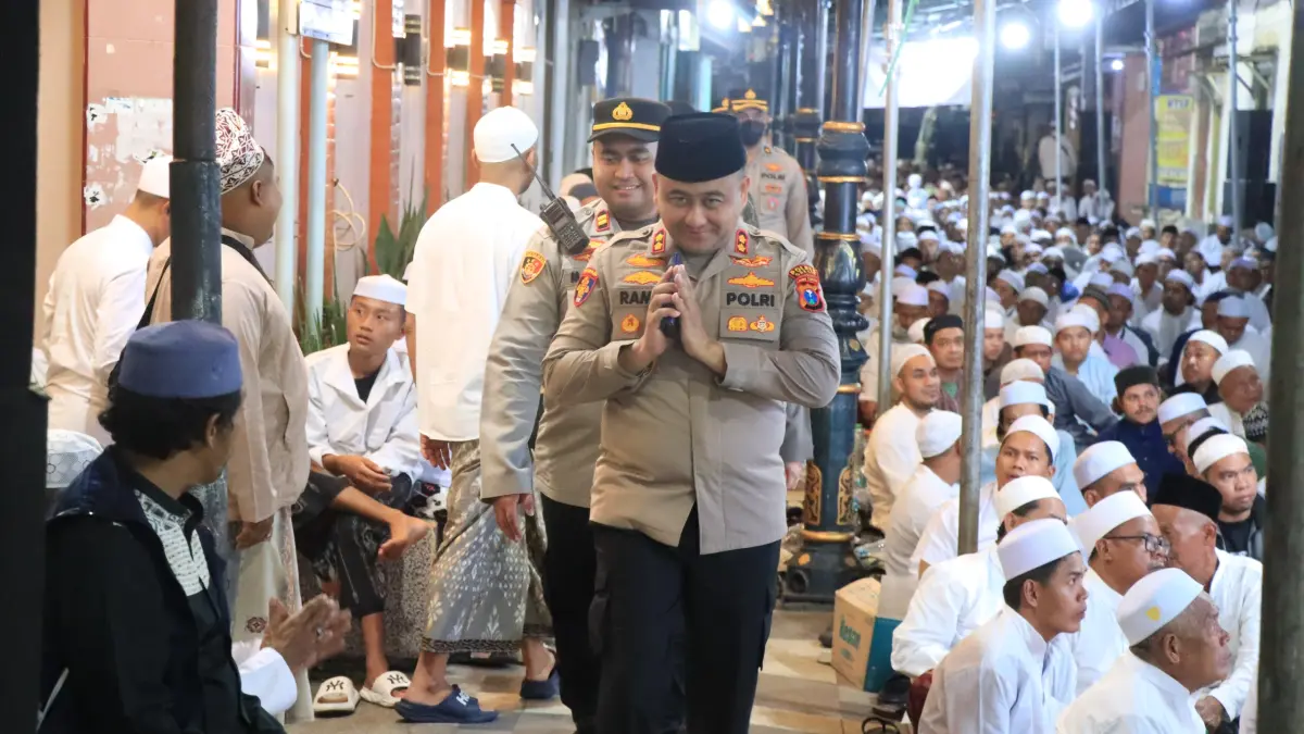 LANGSUNG : Kapolres Gresik AKBP Ramadhan Nasution saat mengikuti puncak haul serta libatkan ratusan personelnya untuk melakukan penjagaan dan memeberikan pelayanan di puncak Haul Habib Abu Bakar Assegaf ke-71. (Ist/Radar Gresik) 