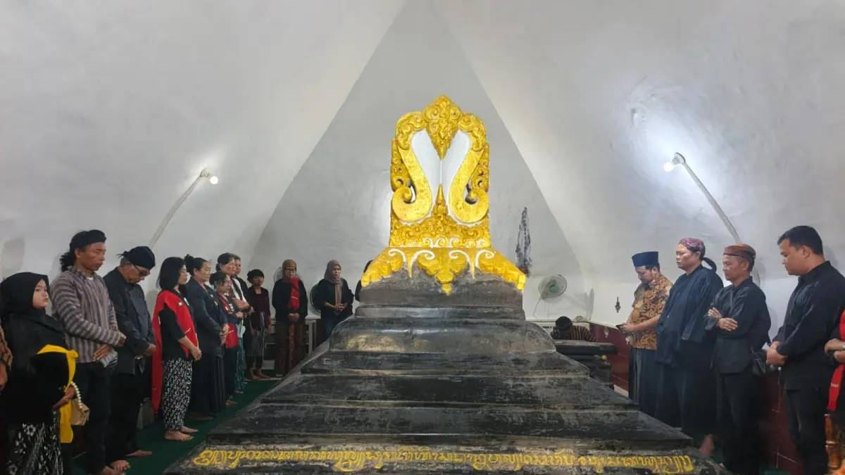 Puan Hayati Gresik ziarah dan belajar sejarah ke makam Bupati Pertama Gresik. (Dok/Radar Gresik) 