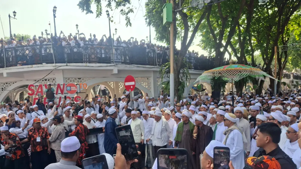 PUNCAK HAUL: Ratusan ribu jamaah menghadiri puncak Haul Habib Abu Bakar bin Muhammad bin Umar Assegaf ke-71 di Kabupaten Gresik. (Ist/Radar Gresik) 