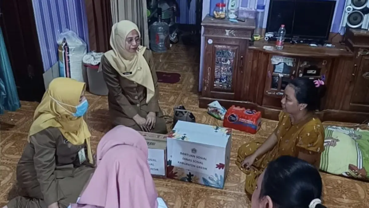 Sigap : Kepala Dinsos Gresik, dr. Ummi Khoiroh saat memberikan penyaluran bantuan sosial respon cepat terhadap warga terdampak musibah. (Fajar/Radar Gresik) 