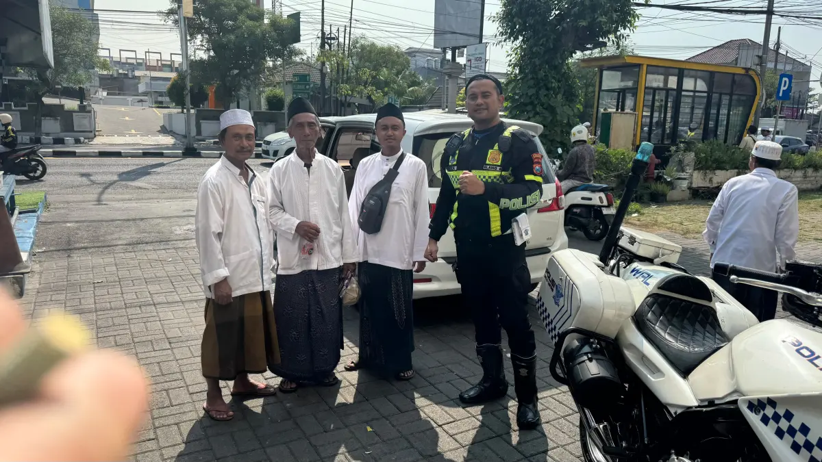 DITEMUKAN: Anggota Satlantas Polres Gresik saat menemukan seorang lansia 90 tahun asal Mojokerto berhasil dipertemukan kembali bertemu keluarga oleh Polres Gresik. (Ist/Radar Gresik) 