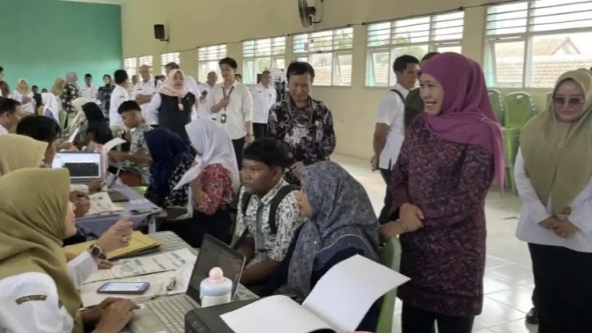 Gubernur Jawa Timur, Khofifah Indar Parawansa memantau langsung proses SPMB di Gresik. (ist/Radar Gresik)