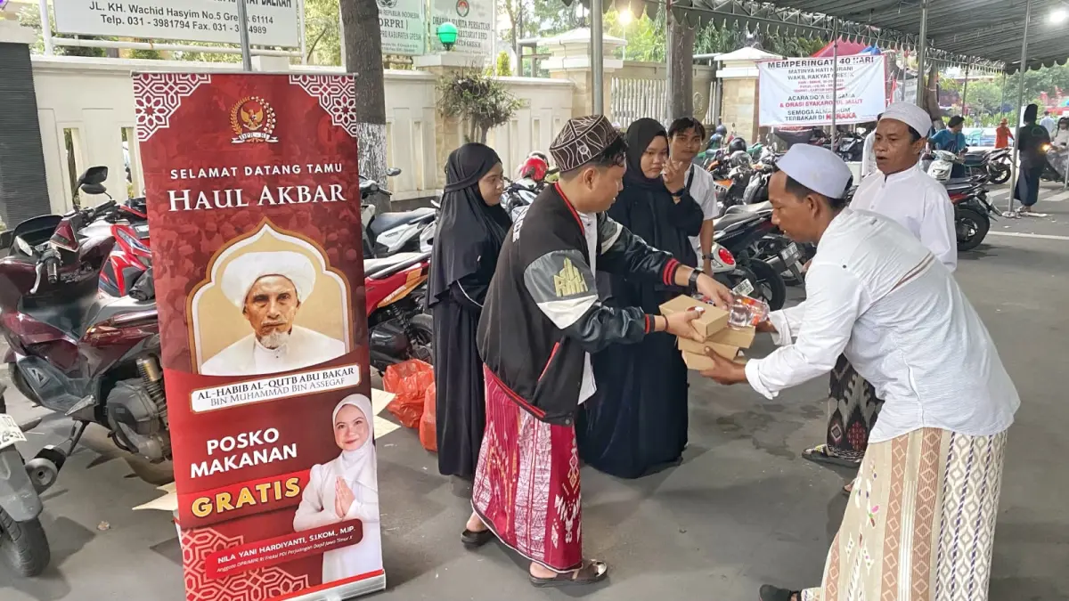 Peduli : Salah satu posko makanan gratis yang didirikan anggota DPR RI Nila Yani dalam gelaran haul Abu Bakar Assegaf kemarin. (Ist/Radar Gresik) 