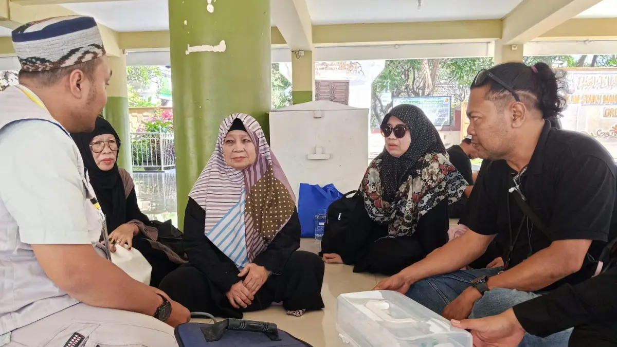 PEMERIKSAAN : Panitia tim medis Haul Habib Abu Bakar Assegaf saat melakukan pemeriksaan kepada jamaah atau pengunjung. (Fajar/Radar Gresik) 