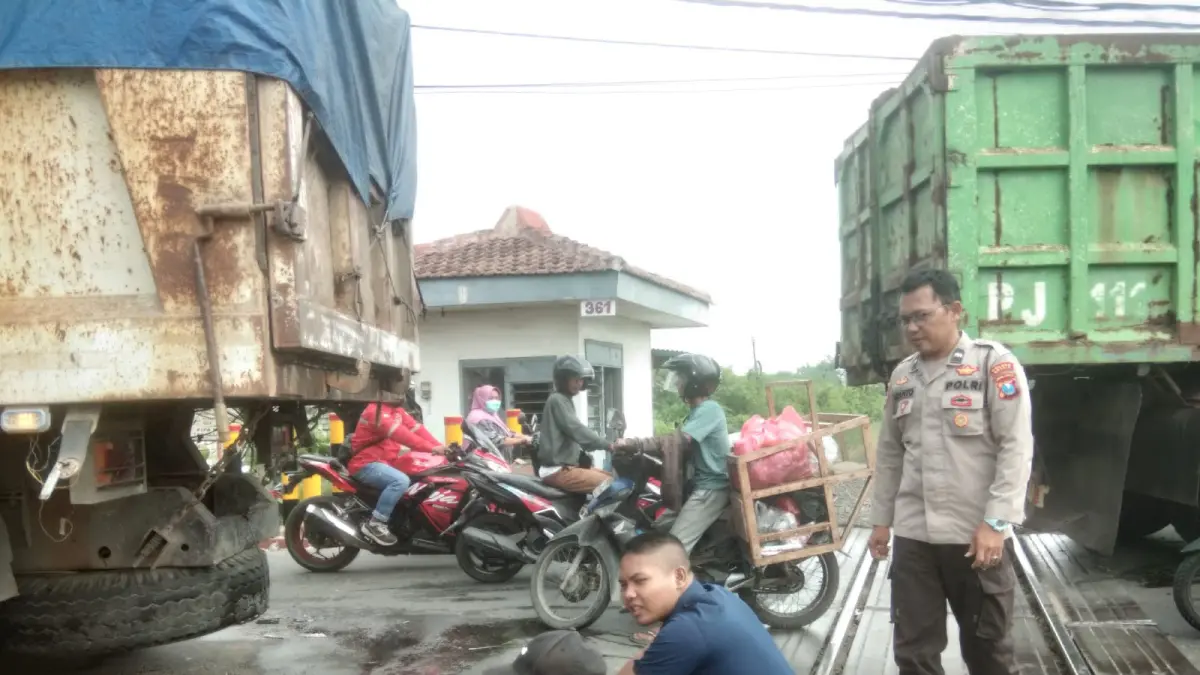 Proses : Anggota Polsek Cerme saat membantu evakuasi Dump Truk mogok yang menyebabkan kemacetan di Jalan Raya Cerme Lor, Kecamatan Cerme, Gresik (ist/Radar Gresik) 