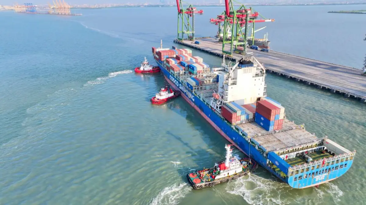PT Terminal Teluk Lamong (TTL) kembali menorehkan capaian strategis melalui penyambutan pelayaran perdana (maiden voyage) MV Cosco Haifa yang melayani rute North China – South East Asia Express Service. (Ist/Radar Gresik) 