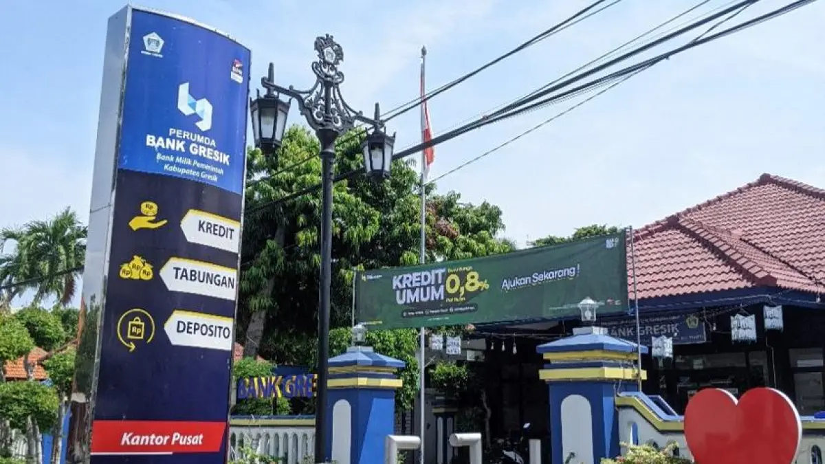 Roda Ekonomi : Suasana Kantor BPR Bank Gresik nampak depan. (Fajar/Radar Gresik) 